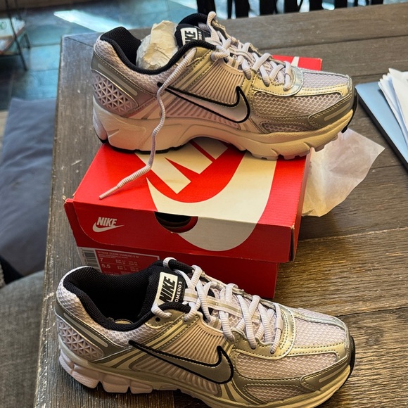 Nike Metallic Silver and Black Running Shoes - Picture 1 of 1